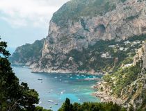 Tyrrhenian sea coast of Capri, Italy - Agrandir l'image, .JPG 576,6 Ko (fenêtre modale)